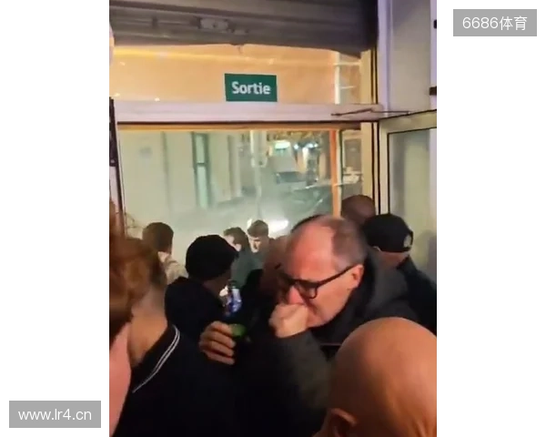 邮报：纽卡球迷在法国遇袭，被马赛球迷投掷催泪瓦斯